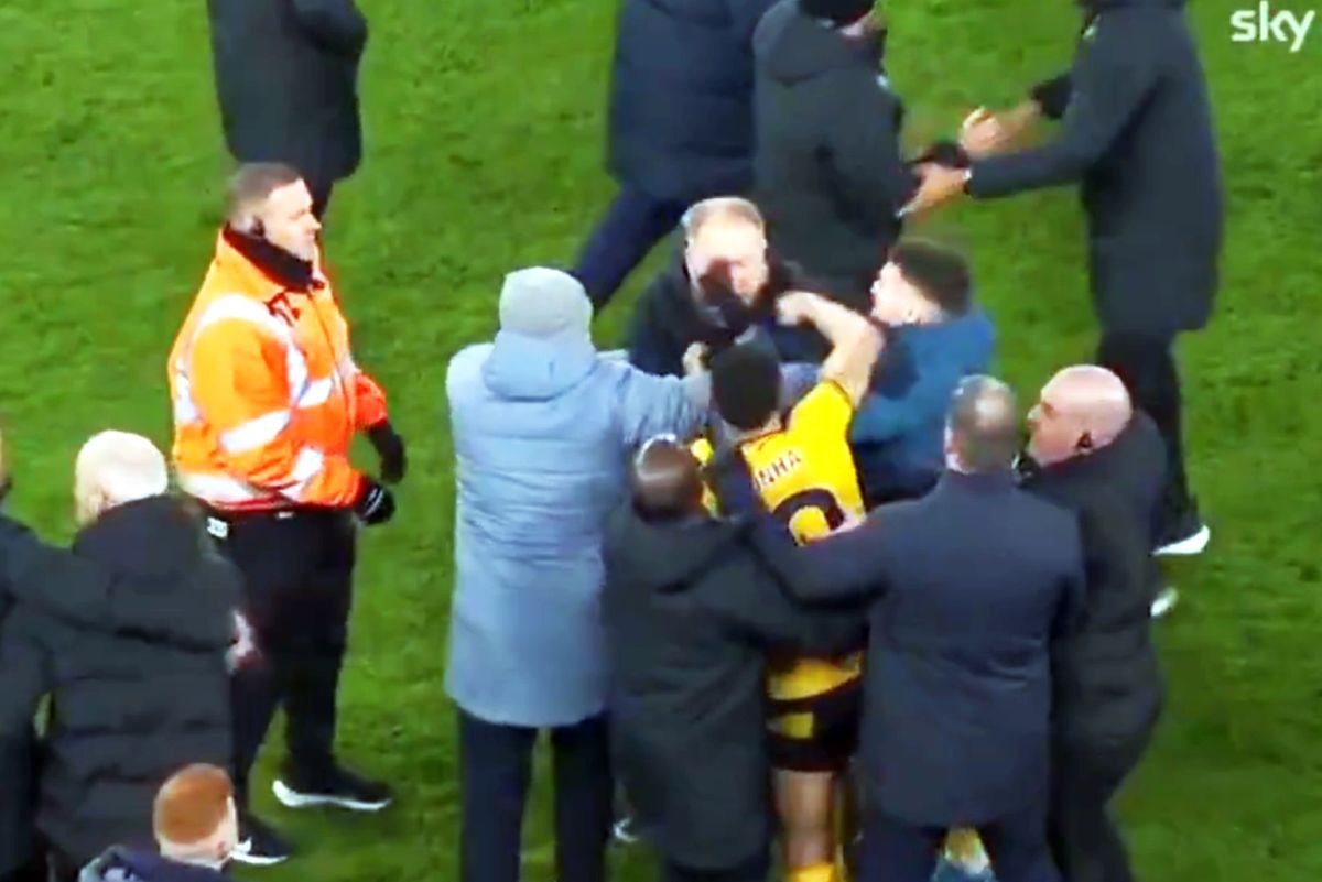 Amendă-mamut pentru vedeta echipei din Premier League, după ce a sărit la oficialul advers: i-a smuls ochelarii de pe față