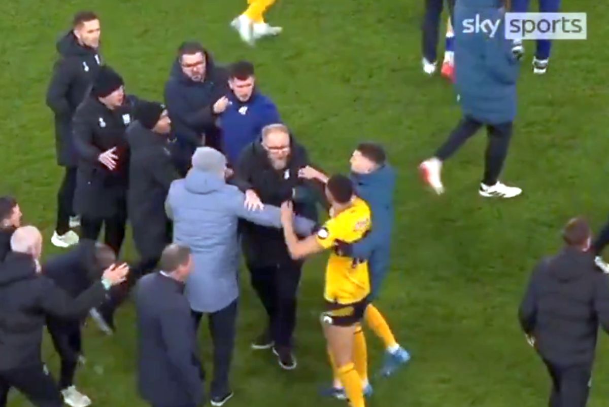 Amendă-mamut pentru vedeta echipei din Premier League, după ce a sărit la oficialul advers: i-a smuls ochelarii de pe față