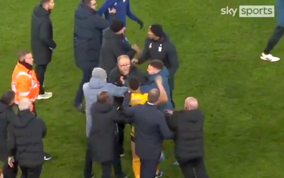 Amendă-mamut pentru vedeta echipei din Premier League, după ce a sărit la oficialul advers: i-a smuls ochelarii de pe față