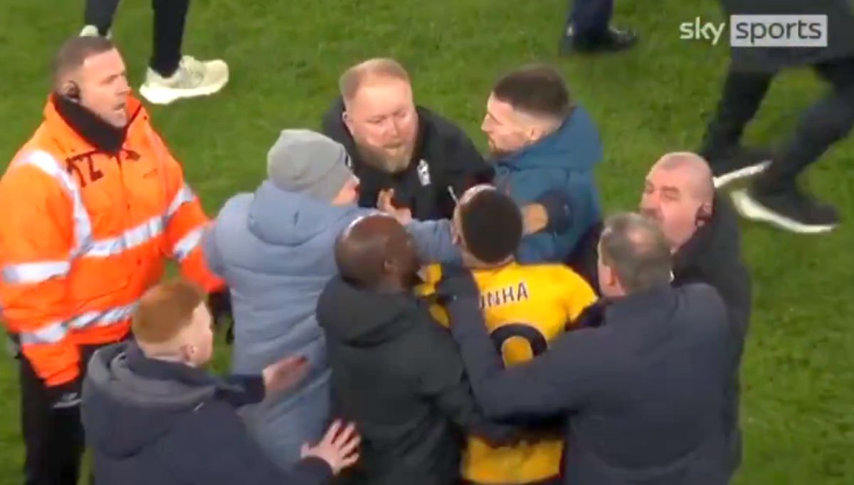 Amendă-mamut pentru vedeta echipei din Premier League, după ce a sărit la oficialul advers: i-a smuls ochelarii de pe față