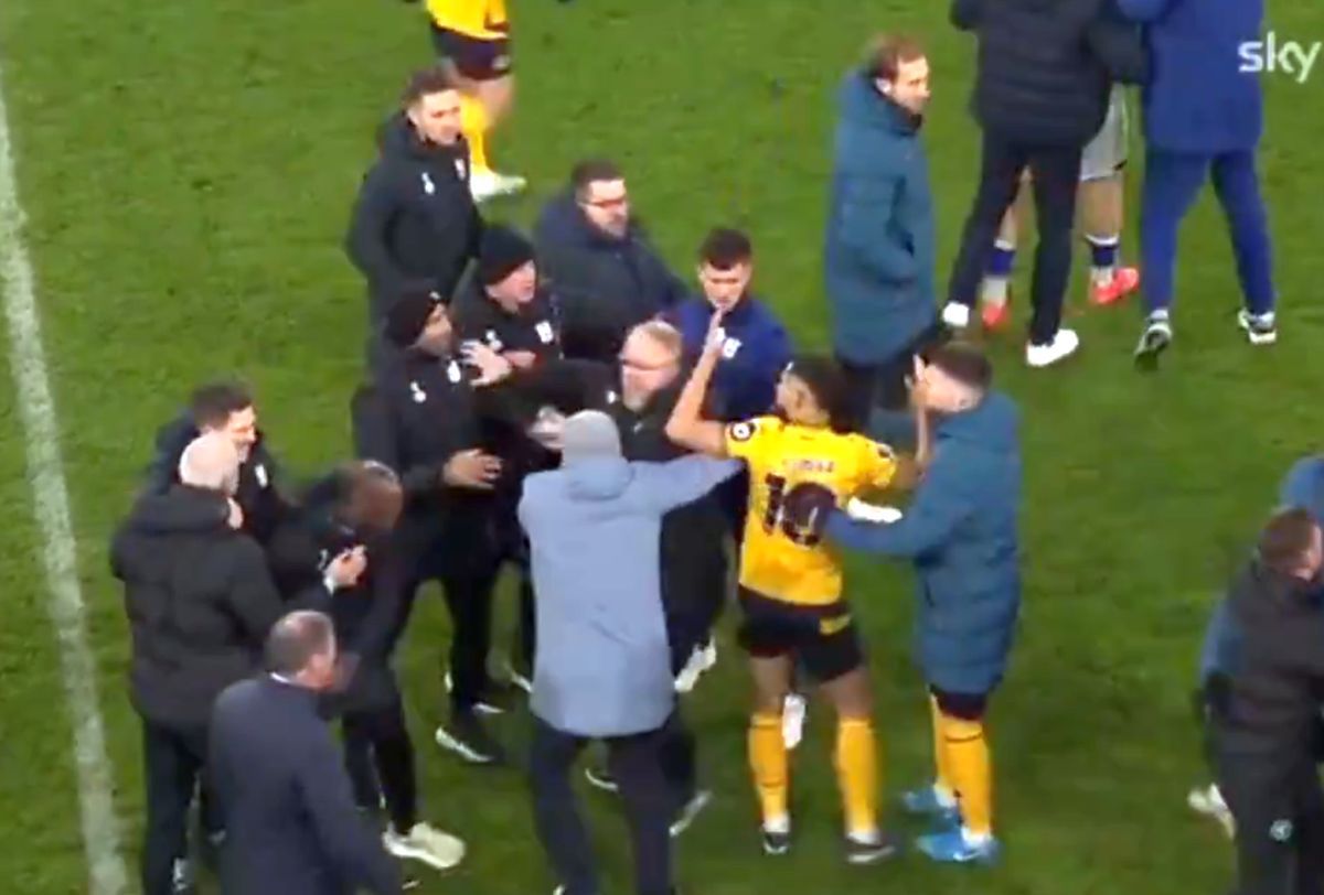 Amendă-mamut pentru vedeta echipei din Premier League, după ce a sărit la oficialul advers: i-a smuls ochelarii de pe față