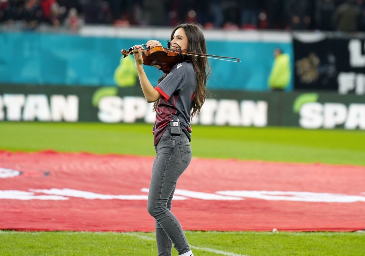 I-a sedus pe fanii lui Dinamo și dezvăluie ce a surprins-o la București, în concertul de pe Arenă » Interviu GSP cu violonista Jana Ceklanovic: „România e a doua mea casă!”