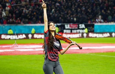 I-a sedus pe fanii lui Dinamo și dezvăluie ce a surprins-o la București, în concertul de pe Arenă » Interviu GSP cu violonista Jana Ceklanovic: „România e a doua mea casă!”