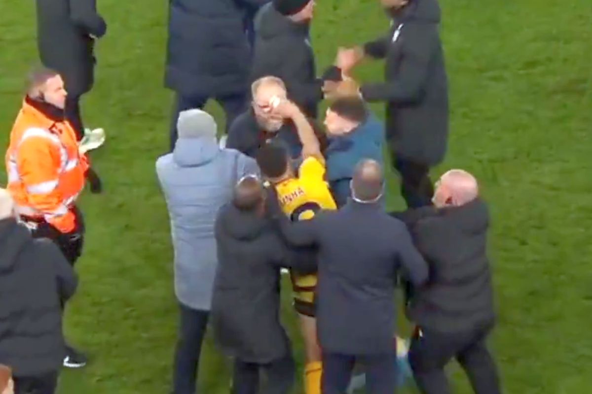 Amendă-mamut pentru vedeta echipei din Premier League, după ce a sărit la oficialul advers: i-a smuls ochelarii de pe față