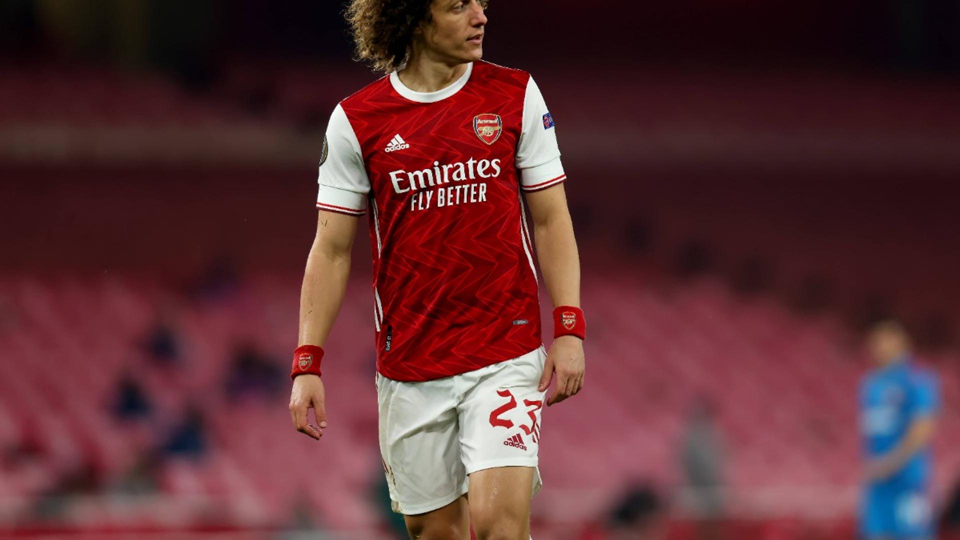 Cătălin Cîrjan accidentat la genunchi primește sprijin de la David Luiz în timpul antrenamentelor la Arsenal tineret, evidențiind legătura lor. | sursa foto: Gazeta Sporturilor