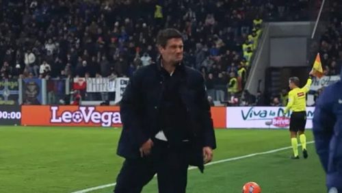 Imaginea suferinței lui Cristi Chivu după ce s-a lovit de panourile publicitare urmărind un atac al Atalantei / Foto: Captură DAZN