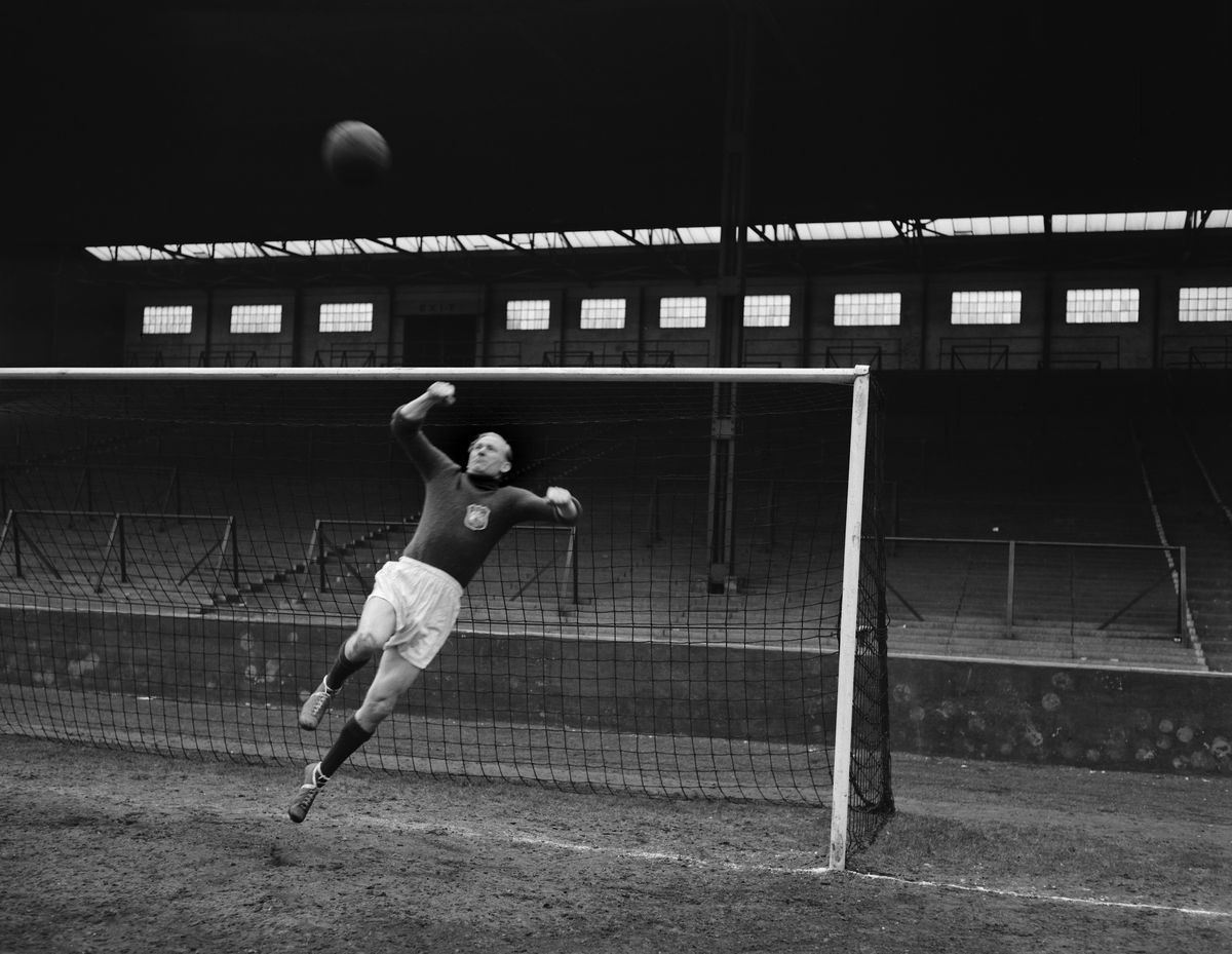 Viață de film: de la prizonier nazist de război, blondul cu ochi albaștri a ajuns erou la un club gigant! » „Sunt cel care a jucat cu gâtul rupt în finală”