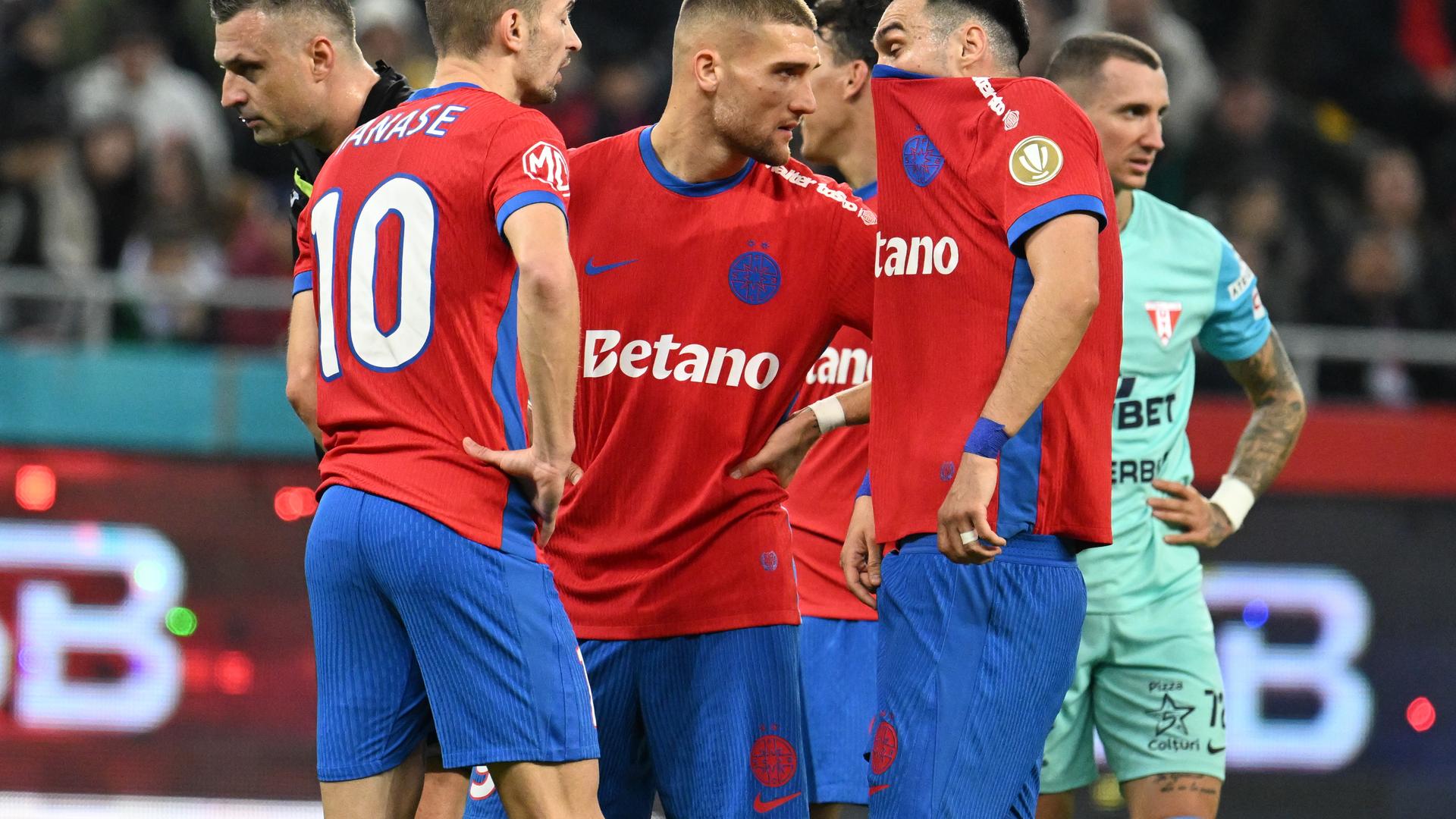 Daniel Bîrligea în tricoul FCSB, discutând cu Gigi Becali în timpul unei conferințe despre amenda FCSB și sancțiuni jucători impuse de patron. | sursa foto: Gazeta Sporturilor
