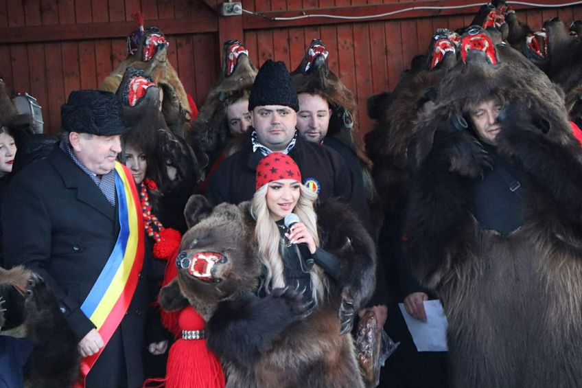 GALERIE FOTO Imagini bestiale » Campioana Mihaela Cambei a intrat în „Jocul ursului”, una dintre cele mai frumoase tradiții de final de an