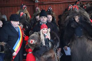 Imagini bestiale » Campioana Mihaela Cambei a intrat în „Jocul ursului”, una dintre cele mai frumoase tradiții de final de an