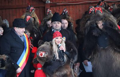 Imagini bestiale » Campioana Mihaela Cambei a intrat în „Jocul ursului”