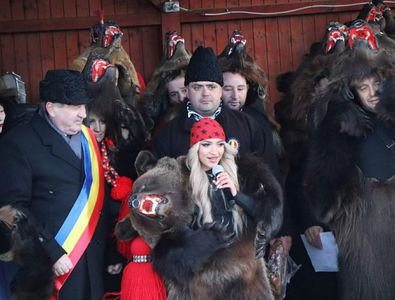 Imagini bestiale » Campioana Mihaela Cambei a intrat în „Jocul ursului”, una dintre cele mai frumoase tradiții de final de an