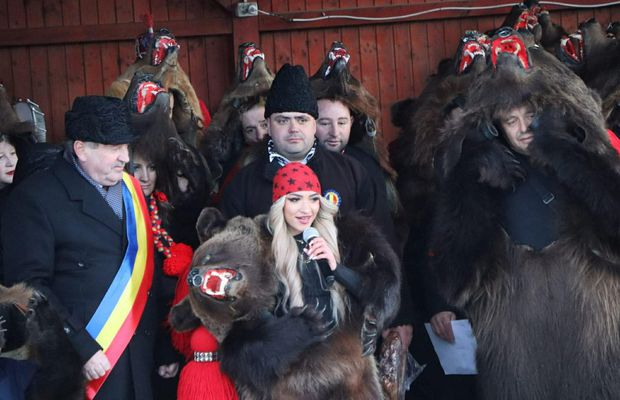 Imagini bestiale » Campioana Mihaela Cambei a intrat în „Jocul ursului”