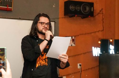 EXCLUSIV „A durat vreo 3 ani tratamentul de leucemie. Liverpool a însemnat de atunci și mai mult” » Interviu cu poetul Alin Dimache: „Poezie am găsit pe mai multe stadioane”