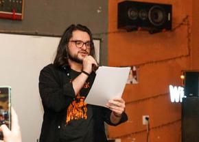 „A durat vreo 3 ani tratamentul de leucemie. Liverpool a însemnat de atunci și mai mult” » Interviu cu poetul Alin Dimache: „Poezie am găsit pe mai multe stadioane”
