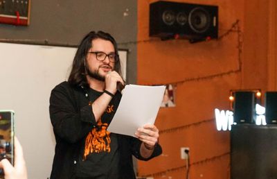 „A durat vreo 3 ani tratamentul de leucemie. Liverpool a însemnat de atunci și mai mult” » Interviu cu poetul Alin Dimache: „Poezie am găsit pe mai multe stadioane”