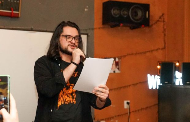 „A durat vreo 3 ani tratamentul de leucemie. Liverpool a însemnat de atunci și mai mult” » Interviu cu poetul Alin Dimache: „Poezie am găsit pe mai multe stadioane”