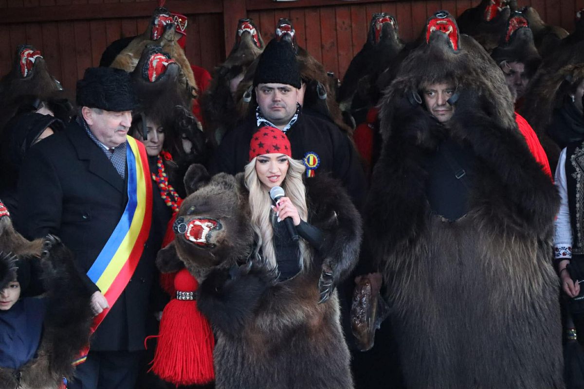 Imagini bestiale » Campioana Mihaela Cambei a intrat în „Jocul ursului”