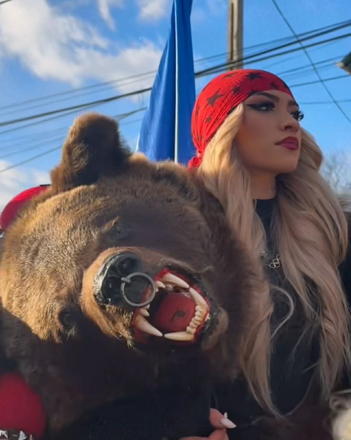 Imagini bestiale » Campioana Mihaela Cambei a intrat în „Jocul ursului”