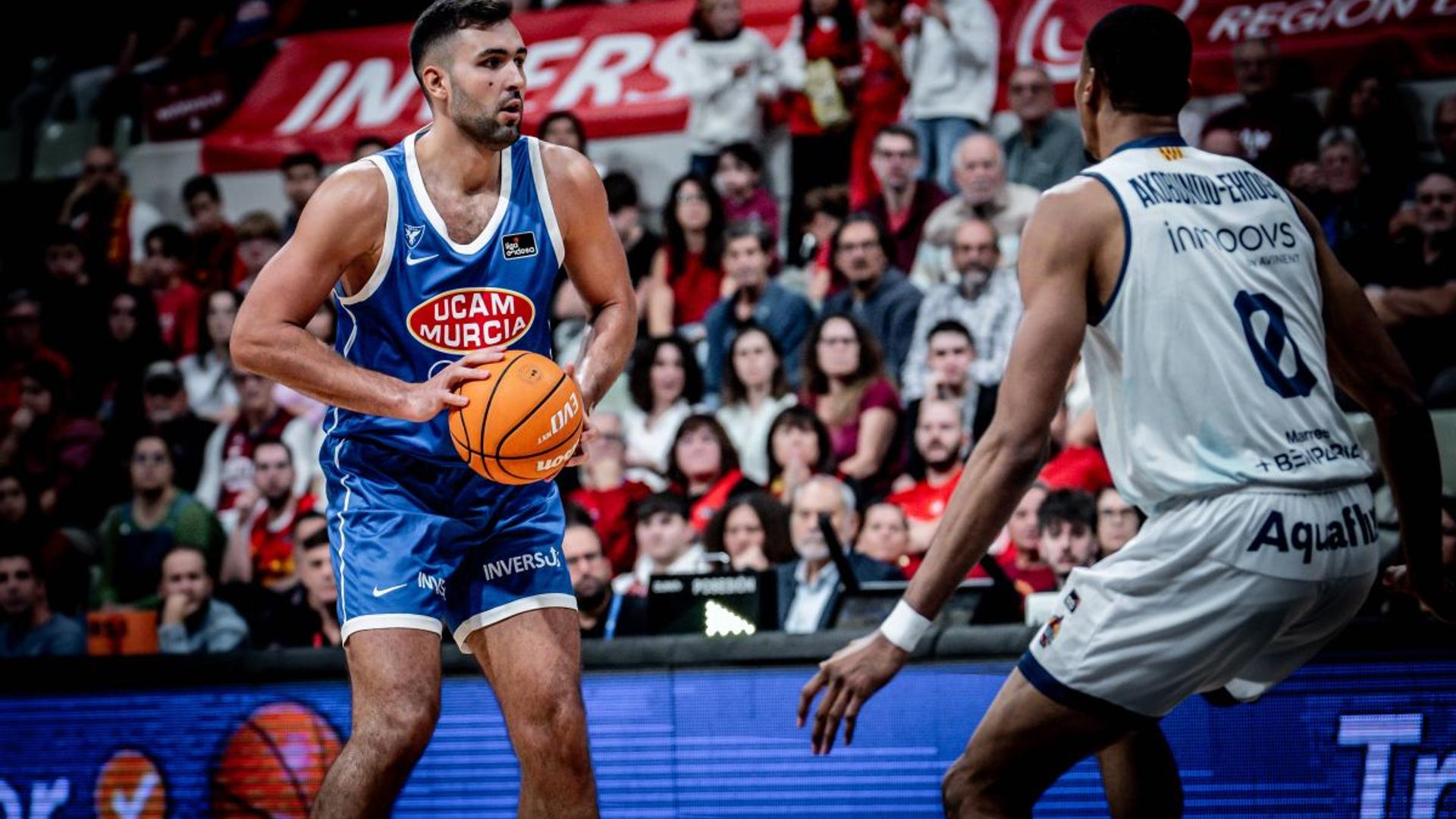 Emanuel Cățe, pivot baschet România, în acțiune la meciul 200 în Liga ACB pentru UCAM Murcia, în fața suporterilor din Murcia | sursa foto: Gazeta Sporturilor Emanuel Cățe, pivot baschet România, în acțiune la meciul 200 în Liga ACB pentru UCAM Murcia, în fața suporterilor din Murcia | sursa foto: Gazeta Sporturilor