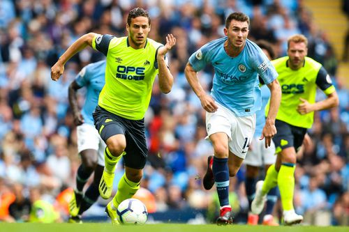 Ramadan Sobhi (stânga) în duel cu Aymeric Laporte (dreapta) / Imago Images